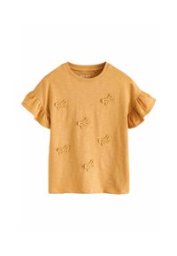 Senfgelb, kurzärmliges T-Shirt mit Rüschenärmeln, verziert mit gestickten Schmetterlingen an verschiedenen Stellen auf der Vorderseite.