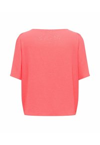Koraalroze top met korte mouwen en een losse pasvorm, subtiel gestructureerde stof en lichte glinsterdetails op de rug.