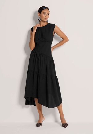 Zwarte midi-jurk met een gestructureerde stof, cap sleeves, een geplooide taille en een gelaagde rok. Opvallende asymmetrische zoom en subtiele details.