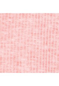 Tissu côtelé rose clair avec une texture douce, présentant des rayures verticales et un motif uniforme tout au long.