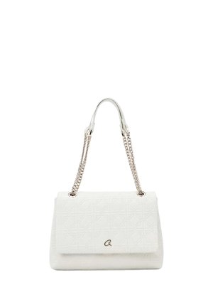 Borsa bianca trapuntata con tracolle a catena argentate e piccolo logo metallico sulla patta frontale.