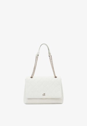 Bolso blanco acolchado con correas de cadena plateada y un pequeño logo metálico en la solapa frontal.