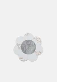 Échantillon de tissu gris texturé avec un motif serpent, présenté sur un fond en forme de fleur blanche avec des lettres dorées.
