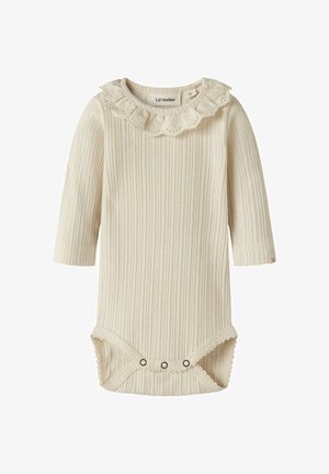 Babydragt i cremefarvet ribstrikket stof med lange ærmer, blondekrave med flæser og trykknapper i bunden til lukning.