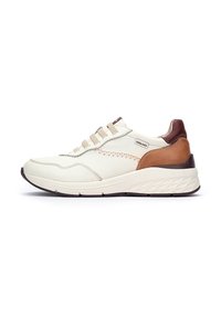 Zapatillas de cuero beige con acentos marrones, superficie texturizada y cordones blancos. Presenta un collar acolchado y un diseño de suela contrastante.