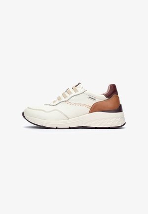 Zapatillas de cuero beige con acentos marrones, superficie texturizada y cordones blancos. Presenta un collar acolchado y un diseño de suela contrastante.