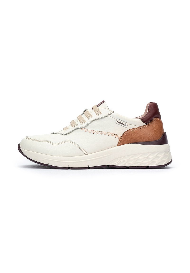 Zapatillas de cuero beige con acentos marrones, superficie texturizada y cordones blancos. Presenta un collar acolchado y un diseño de suela contrastante.