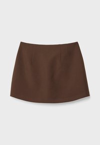 Mini-jupe marron en ligne A avec une texture lisse, comportant deux plis à l'avant et un ourlet légèrement courbé. Design simple et polyvalent.