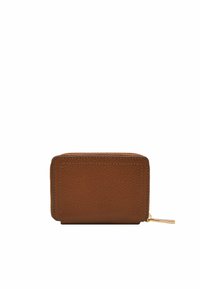 Portefeuille en cuir marron avec une texture, fermeture éclair et détails en métal doré. Présente une forme rectangulaire et des accents cousus.