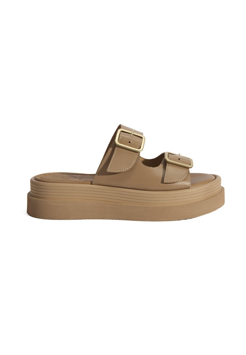 Bruine platform sandalen met twee verstelbare banden en gouden gespen. Gemaakt van een glad materiaal met een gestructureerde zool en een rond neusstijl.