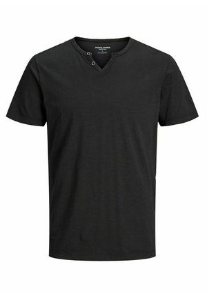 T-shirt noir à manches courtes fabriqué en tissu doux, avec un col en V et deux boutons, offrant une coupe décontractée avec un ourlet droit.