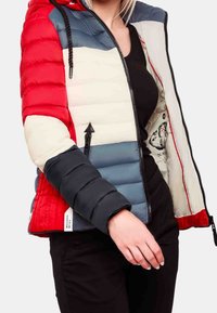 Prošívaná bunda s červenými, krémovými, námořnickými a světle modrými částmi; zipové zapínání; kapuce se šňůrkou; prošívaná textura; vnitřní grafický design.