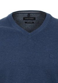 Navyblauer V-Ausschnitt-Pullover aus Pima-Baumwolle, mit einer glatten Textur und einem dezenten Markenlogo auf der linken Seite.