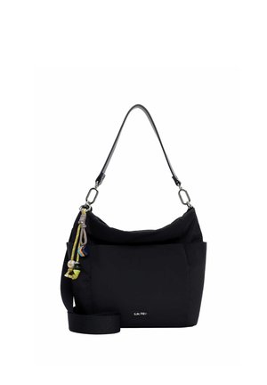 Sort skuldertaske med forreste lomme, aftagelig rem, metalspænder og farverige dekorative kvaster på hvid baggrund.