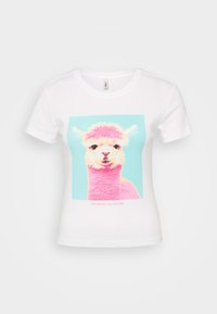 T-shirt en coton blanc avec un impression graphique colorée d'un lama rose sur fond bleu clair, avec un texte rose en bas.