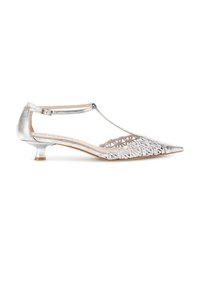 Zapato femenino plateado de tacón bajo con punta puntiaguda, correa en T, hebilla en el tobillo y detalles tejidos con recortes en la parte frontal y los laterales.