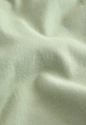 Lys grøn, tekstureret stof med en glat overflade og fine ribber, der viser bløde folder og kurver. Velegnet til tekstiler eller tøj.