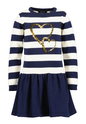 Vestito a maniche lunghe a righe blu navy e bianche con gonna blu navy e due cuori dorati di paillettes sul petto.