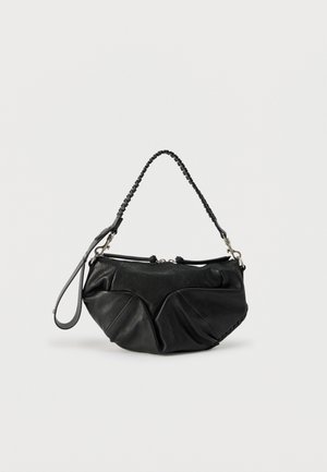 Črna usnjena torbica z pletenim trakom za ramo in zapestnim trakom, opremljena s srebrno strojno opremo in mehko, ohlapno obliko.