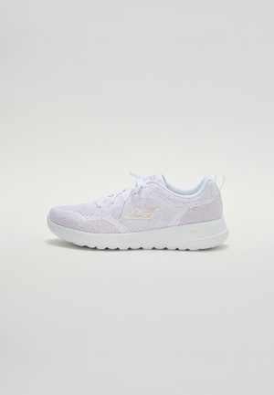 Hvid letvægts atletiksneaker med mesh-overdel, snørelukning og polstret sål, vist fra siden mod en ensfarvet baggrund.