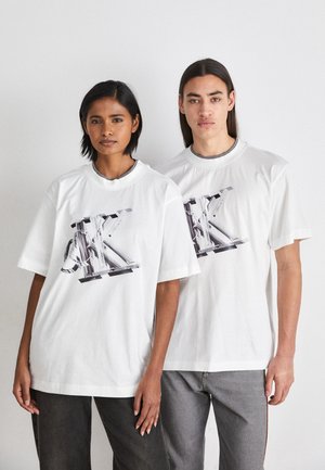 3D META MONOGRAM TEE UNISEX - Apdrukāts T-krekls - bright white