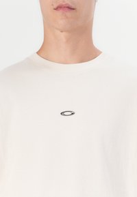 Oakley RISE TEE - Basic póló - mist