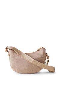 Rosa strukturierte Handtasche mit einer geschwungenen Form, einem Reißverschluss und einem breiten Schulterriemen, der den Markennamen in hellbeige präsentiert.