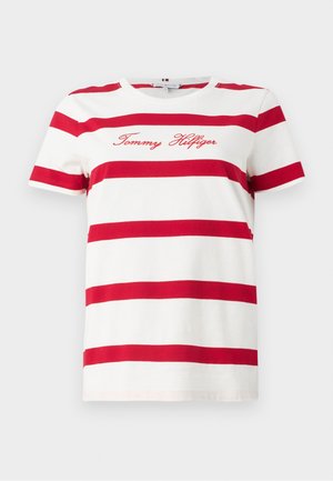 T-shirt a righe rosse e bianche in cotone, con maniche corte e scollatura rotonda. Il nome del marchio "Tommy Hilfiger" è ricamato in rosso.