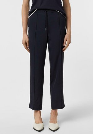 - Spodnie materiałowe