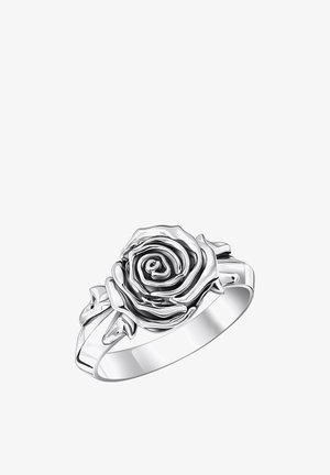 Silberner Ring mit einer detaillierten dreidimensionalen Rose und Blättern am Ringband, dargestellt vor weißem Hintergrund.
