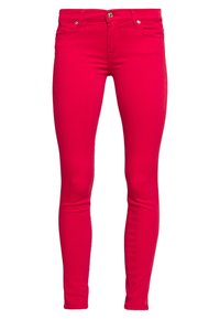 Vaqueros ajustados de tiro alto en color rosa, confeccionados con una mezcla de algodón elástico. Cuentan con el clásico diseño de cinco bolsillos y cierre de botón metálico.