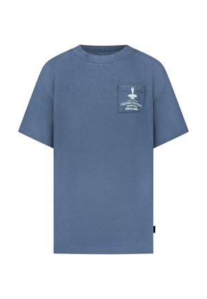 Blauw katoenen t-shirt met korte mouwen, ronde halslijn en een borstzakje met een wit gedrukt ontwerp en tekst.