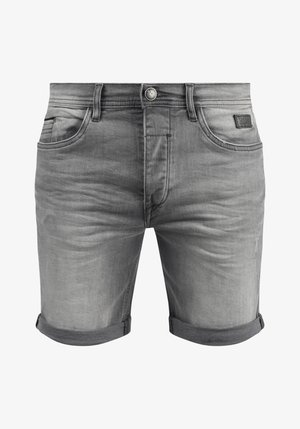 Szürke farmer sort, felhajtott szegéllyel, két elülső zsebbel és egy hátsó zsebbel. Az anyag sima textúrájú, enyhe fakulással és varrási részletekkel.