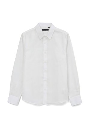 Camisa blanca de manga larga con botones, cuello puntiagudo y puños, mostrada extendida con la etiqueta de la marca visible dentro del cuello.
