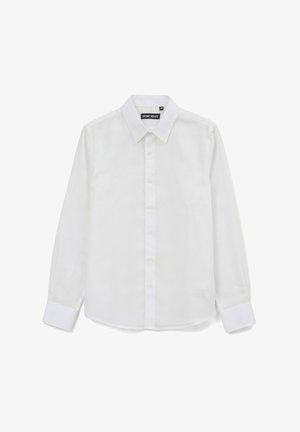 Camisa blanca de manga larga con botones, cuello puntiagudo y puños, mostrada extendida con la etiqueta de la marca visible dentro del cuello.