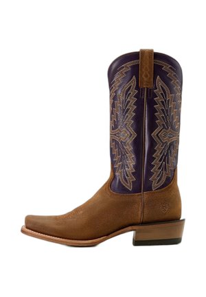 Bota de vaquero de ante marrón con caña de cuero púrpura y costuras intrincadas en color tostado, con un tacón bajo apilado y tiras para tirar.