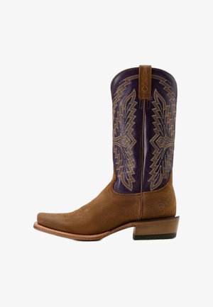 Bruine suède cowboylaars met paarse leren schacht en ingewikkelde beige stiksels, met een lage gestapelde hak en treklussen.