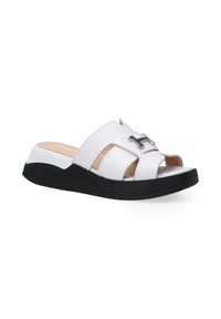 Hvide lædersandal med sort platformssål, krydspænder og et sølvhardware-element med logodetalje.