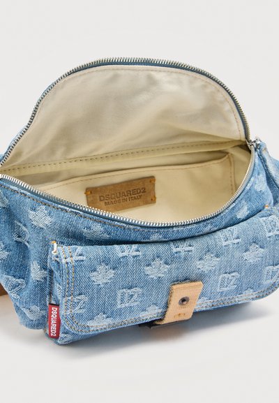 Τσάντα μέσης από τζιν με φερμουάρ, μπροστινή τσέπη, εσωτερική επένδυση σε μπεζ χρώμα και ετικέτα DSQUARED2 ραμμένη στο εσωτερικό, με λευκά κεντημένα μοτίβα σφενδάμου.
