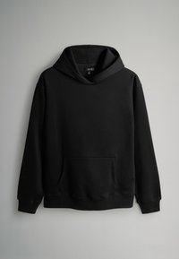 Čierna mikina s kapucňou so zadným vreckom, vyrobená z mäkkého materiálu s hladkou štruktúrou a rebrovanými manžetami na rukávoch.