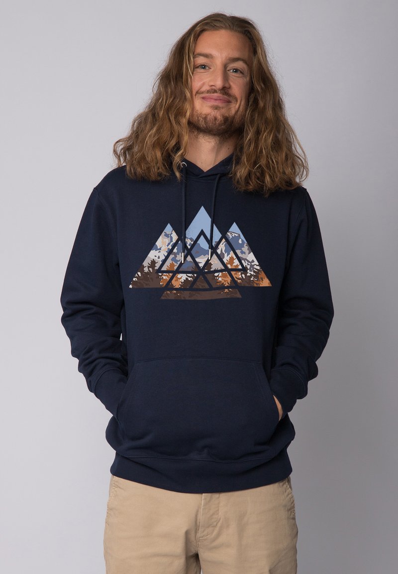 Hoodie bleu marine en coton ; arbore un graphique de montagne triangulaire dans des nuances de bleu, orange et marron. Poche kangourou à l'avant.