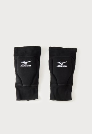 Paire de genouillères rembourrées noires Mizuno pour volley-ball avec logo blanc sur fond clair uni.