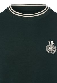 Dunkelgrüner Sweatshirt mit einem gerippten Rundhalsausschnitt und weißen Streifen. Es verfügt über ein weiß gesticktes Emblem auf der linken Brust.