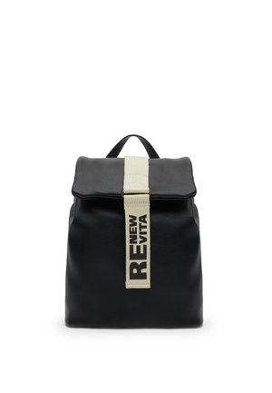Zaino in pelle nera con chiusura a patta e una cinghia verticale beige con il testo "NEW REVITA" in lettere grassetto.
