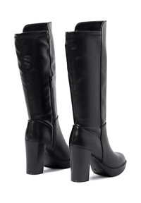 Stivali neri alti fino al ginocchio realizzati in materiale sintetico liscio, con tacco spesso, cerniera laterale e design senza cuciture, caratterizzati da una punta arrotondata e texture resistente.