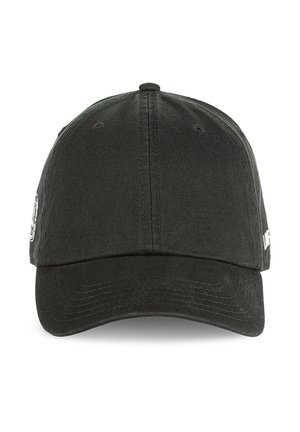Schwarze Baseballkappe mit gebogenem Schirm und abgesteppten Paneelen, mit einem kleinen weißen Logo an der Seite.