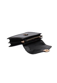 Pochette en cuir noire avec un extérieur lisse, dotée d'une fermeture éclair dorée, d'un fermoir à pression et de deux compartiments pour l'organisation.