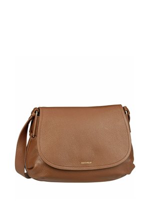 Braune Leder-Schultertasche mit strukturierter Oberfläche, Klappverschluss und verstellbarem Träger. Auf der Vorderseite befindet sich ein dezentes Logo.