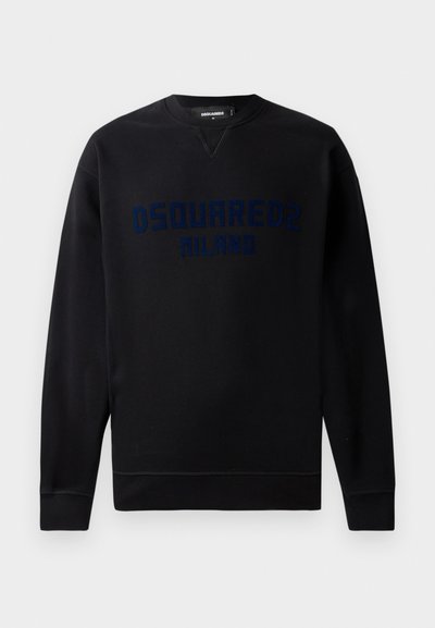 Sweatshirt noir avec un col rond et des manches longues. Le devant affiche le graphique en relief "DSQUARED2 MILANO" en bleu foncé. Texture douce.
