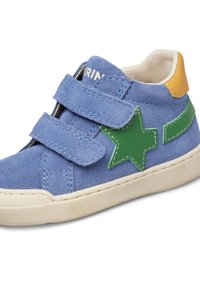 Sneakers alte in camoscio blu con accenti a stella verde e strisce, dotate di doppie fasce in Velcro e suola in gomma beige.